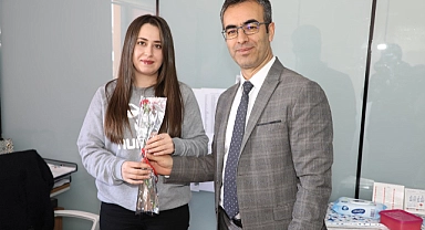 Ağrı İl Müdürü Din, 8 Mart Dünya Kadınlar Günü’nde kadın çalışanlara karanfil hediye etti