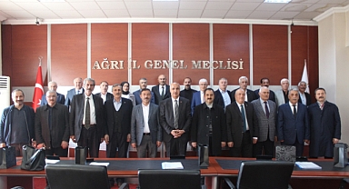 Ağrı İl Özel İdaresi Genel Sekreteri Erhan Tenekeci, İl Genel Meclis Üyeleriyle bir araya geldi