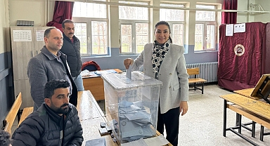 Ağrı Milletvekili Kilerci, oyunu okuduğu okulda kullandı