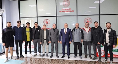 Ağrı Spor Hizmetleri Müdürü Cemil   Budak, şampiyon olan Erkek Voleybol takımını tebrik etti