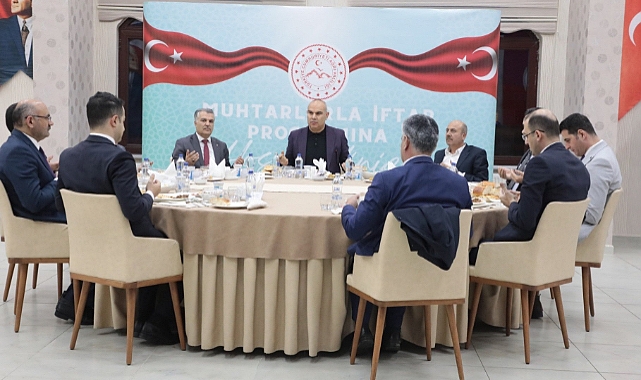 Ağrı Valisi Koç, Muhtarlarla beraber iftarını açtı