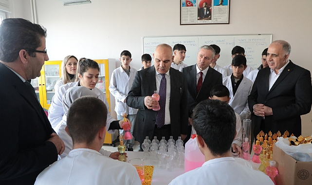 Ağrı Valisi Koç, TOBB Mesleki ve Teknik Anadolu Lisesini ziyaret etti
