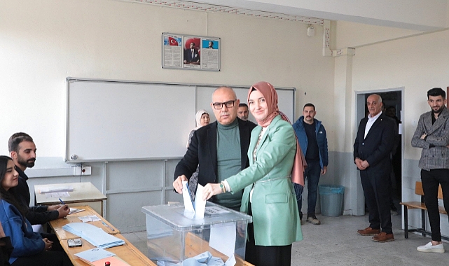 Ağrı Valisi Mustafa Koç ve eşi oyunu kullandı