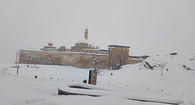 Ağrı yeniden kışa teslim: Tarihi Saray sis ve kara gömüldü (Videolu Haber)