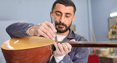 Ağrılı ahşap ustasının ürettiği sazlar, Türkiye'nin dört bir tarafından ilgi görüyor (Videolu Haber)