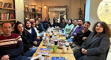 AK Parti Doğubayazıt Belediye Başkan adayı Çelik, kadınlara karanfil dağıttı