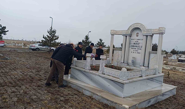 Aşık Murat Çobanoğlu Kars'taki mezarı başında anıldı