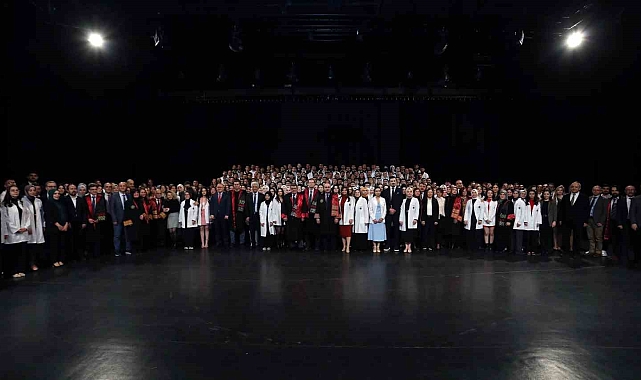 Atatürk Üniversitesi'nde Tıp Bayramı ve geleneksel önlük giydirme töreni