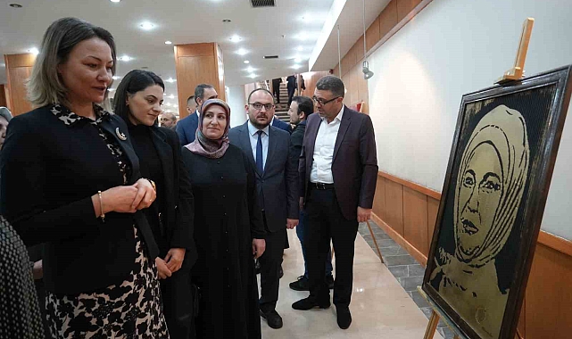 Atıl kartonlardan sanat yapıyor