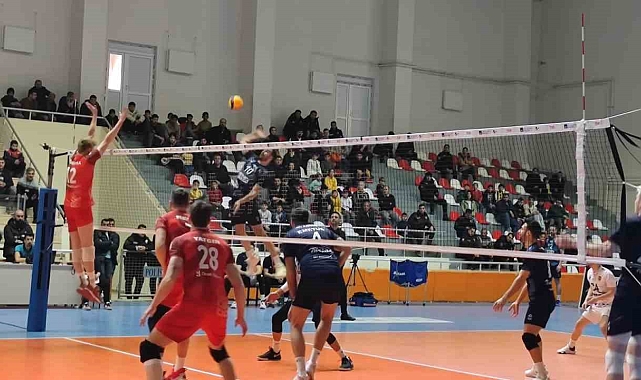 AXA Sigorta Efeler Ligi: TÜRŞAD: 2 - Arkas Spor: 3