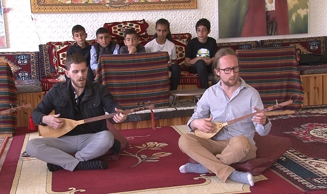 Bağlama aşığı iki Amerikalı