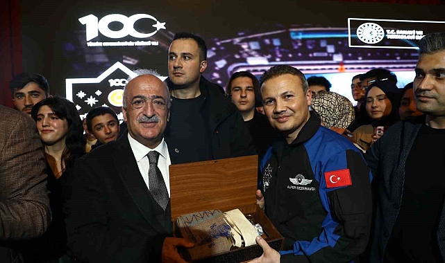 Bakan Kacır ile Türkiye'nin ilk astronotu Gezeravcı, Atatürk Üniversitesinde gençlerle buluştu