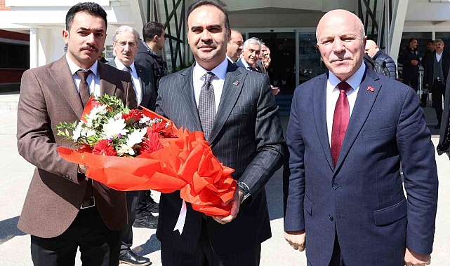 Bakan Kacır'dan Başkan Sekmen'e övgü