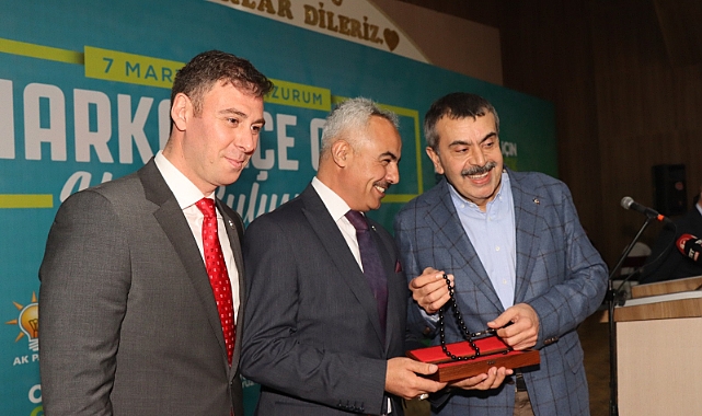 Bakan Tekin’e Oltu taşı tesbih hediye ettiler