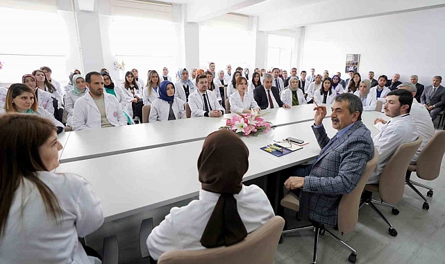 Bakan Tekin Erzurum'da öğretmen ve öğrencilerle buluştu