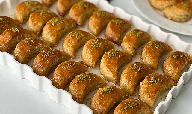 Baklavanın lezzetini aratmıyor! Tadına doyum olmayan kıyır kıyır Ay Tatlısı tarifi