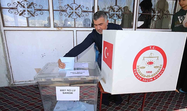 Başkale'de hasta ve engelliler seyyar sandıkta oy kullandı
