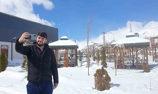 Başkale'de kar manzaraları kartpostallık görüntüler oluşturuyor