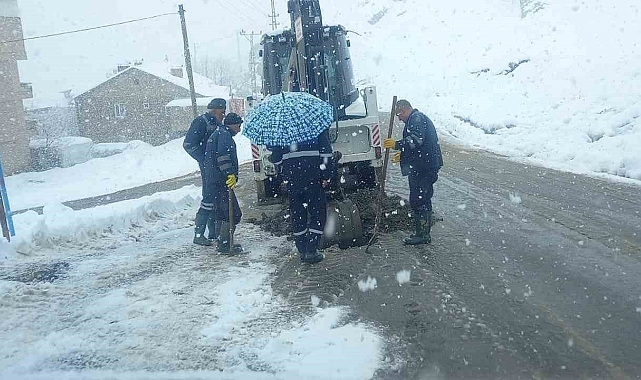 Belediye ekiplerinin kar altındaki zorlu çalışması