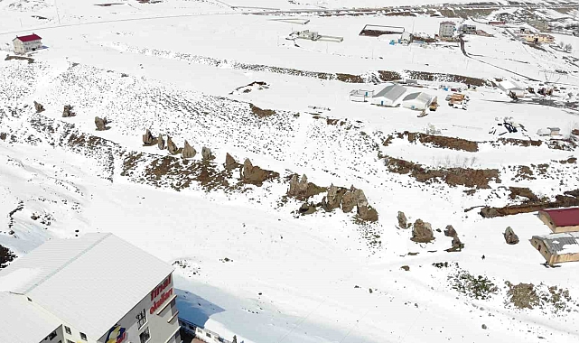 Beyaza bürünen "Nemrut'un Develeri" görsel şölen oluşturdu