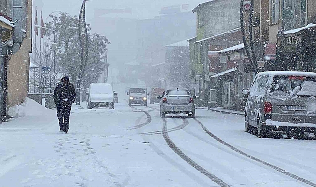 Bingöl Karlıova'ya kış geri geldi, kar kalınlığı 15 santimi aştı