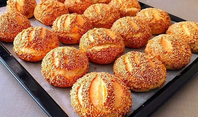 Bir dilimle yetinemeyeceksiniz: Çıtır çıtır Simit Poğaça tarifi