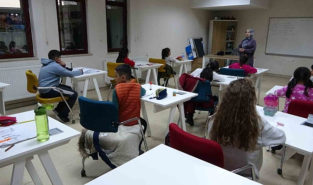 Bitlisli minik ressamlar gelecek vaat ediyor