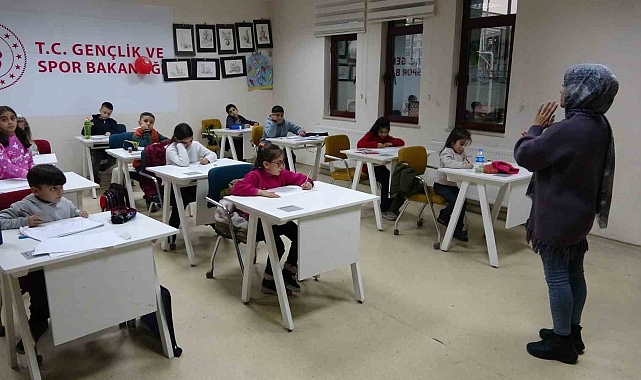 Bitlisli minik ressamlar gelecek vaat ediyor