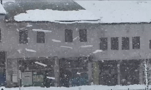 Bitlis'te çatıda biriken kar çığ gibi düştü