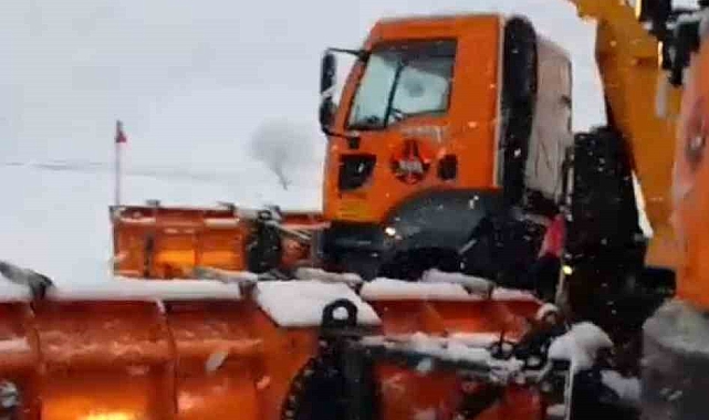 Bitlis'te kar yağışından dolayı köy yolları kapandı