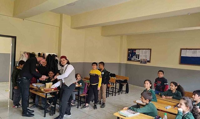 Bitlis'te Öğrenciler Hacivat-Karagöz gösterisi ile eğlendi