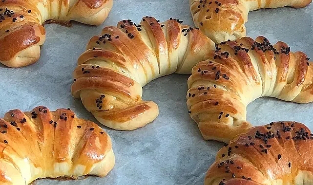 Bu börek lezzetiyle bağımlılık yapıyor: Dillere destan Patatesli Şerit Poğaça tarifi