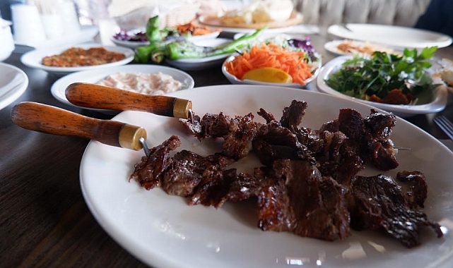 Cağ kebap iftar sofralarının da vazgeçilmezi