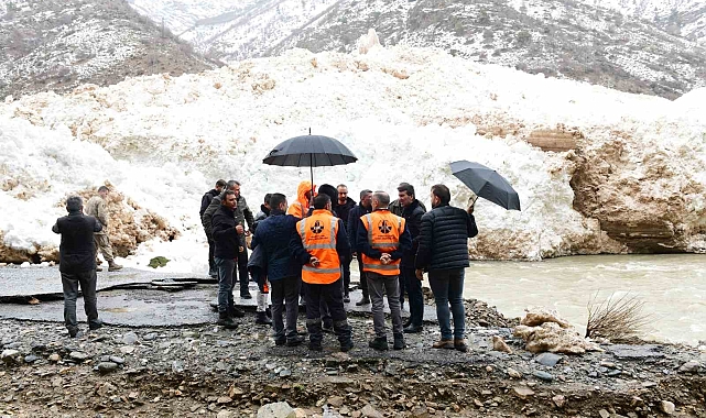 Çatak'ta çığ temizleme çalışmaları devam ediyor