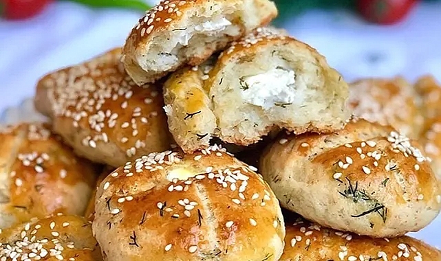 Çay saatlerinin vazgeçilmezi: Kolay Dereotlu Poğaça tarifi