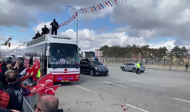 Cumhurbaşkanı Erdoğan geçerken yola karanfiller attılar