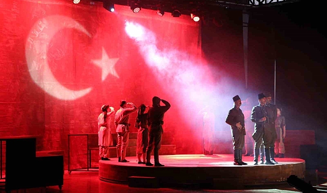 'Cumhuriyete Doğru' tiyatro oyunu Erzincan'da sahnelendi