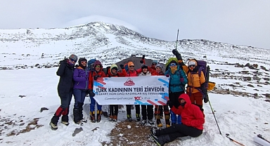 (Videolu Haber) Dağcı Kadınlar, Dünya Kadınlar Gününde Ağrı Dağı'na zirve tırmanışı yaptı