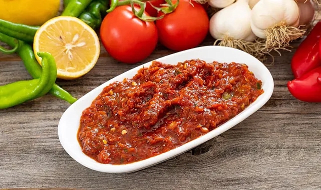 Damak çatlatan lezzet: Ateşiyle bağımlılık yaratan Acılı Ezme tarifi