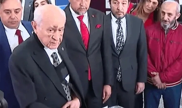 Devlet Bahçeli’ye Ne Oldu? Yüzündeki Morlukların Sebebi Ne?