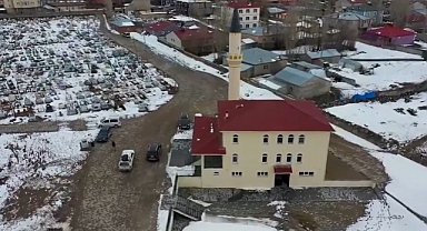 Diyadin Kaymakamı Karali, bugün ilk namazı kılınan Mezarlık Camisini ziyaret etti (Videolu Haber)