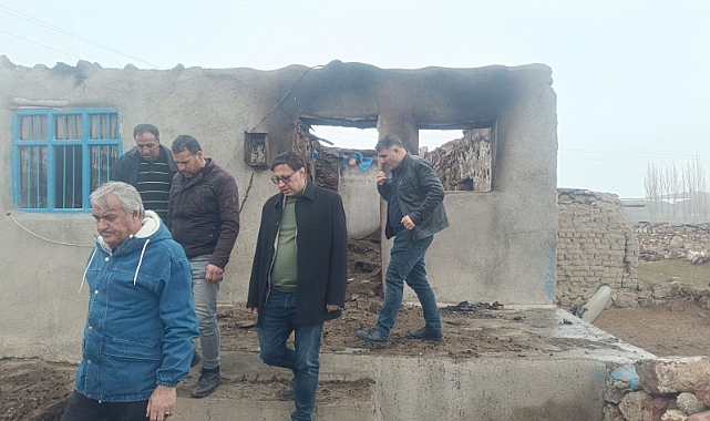 Doğubayazıt AK Parti Belediye Başkan adayı Dr. Cengiz Çelik’ten, Evi yanan aileye yardım