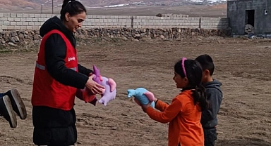 Doğubayazıt’ta çocuklara kıyafet ve oyuncak hediye edildi