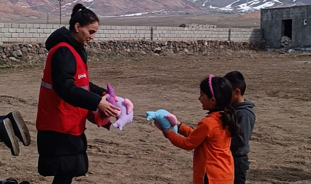 Doğubayazıt’ta çocuklara kıyafet ve oyuncak hediye edildi