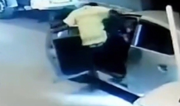 ‘Dur’ ihtarına uymayan ehliyetsiz sürücü, polis tarafından darp edildi