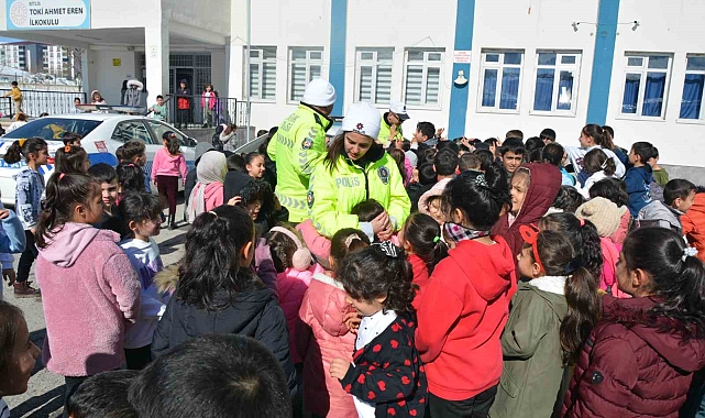 Emniyet müdürlüğü tarafından öğrencilere trafik eğitimi verildi