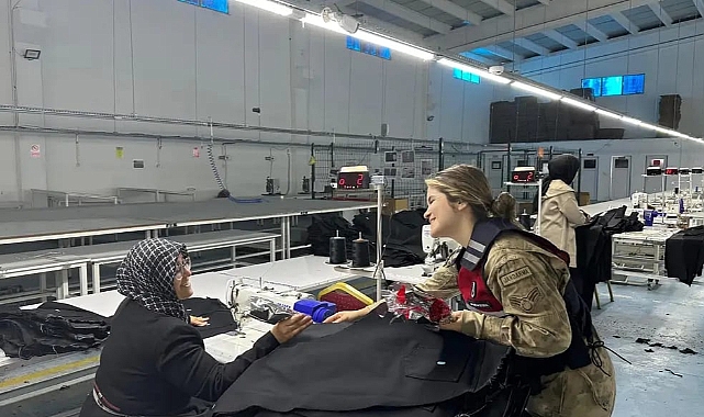 Erciş'te Jandarma Ekipleri, Kadınlara Karanfil Hediye Etti
