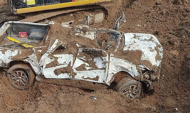 Erzincan İliç'teki maden ocağında toprak altında kalan pikaba ulaşıldı