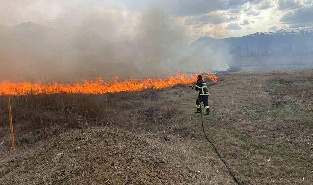 Erzincan'da örtü yangını büyümeden söndürüldü