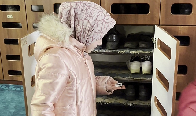 Erzurum'da çocuklara teravihte çikolata sürprizi